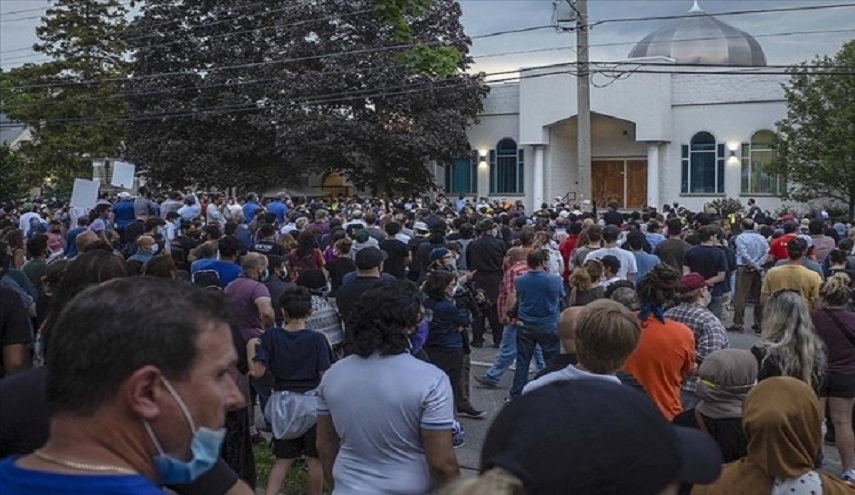 كندا.. الآلاف يشاركون في مراسم جنازة عائلة مسلمة قضت بعملية إرهابية+ صور