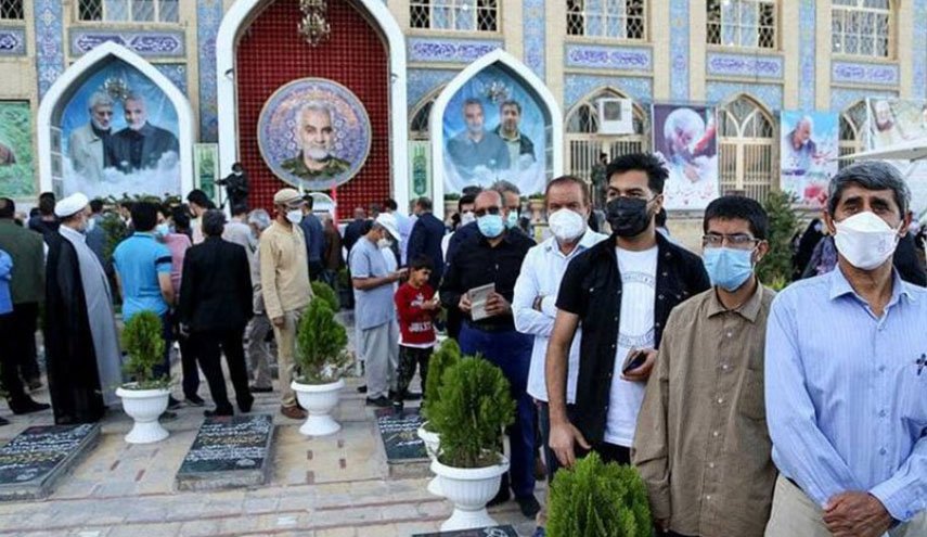الايرانيون يتوافدون على مراكز الاقتراع لتقرير مصيرهم منذ الصباح الباكر
