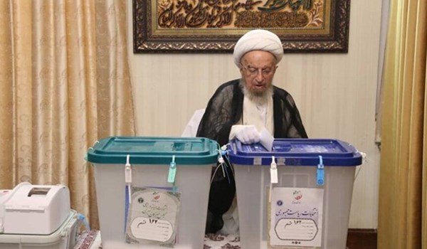 المرجع مكارم شيرازي: الشعب بمشاركته في الانتخابات يدافع عن الجمهورية الاسلامية