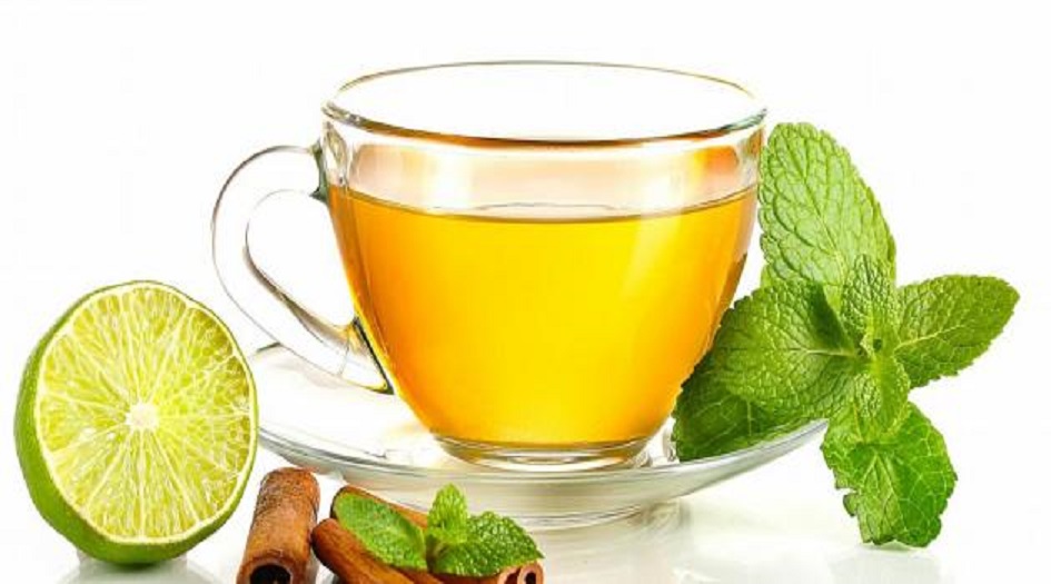 سبع فوائد صحية لشرب الشاي الأخضر بالليمون