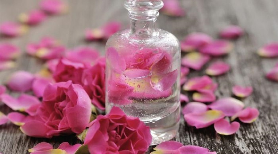 تعرف على ماء الورد وفوائده المذهلة لصحة البشرة