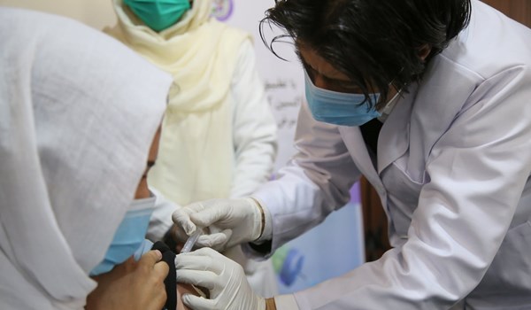 وزير الصحة الايراني يوعز بتطعيم من تفوق أعمارهم على 50 عاما بلقاح كورونا ببعض المحافظات