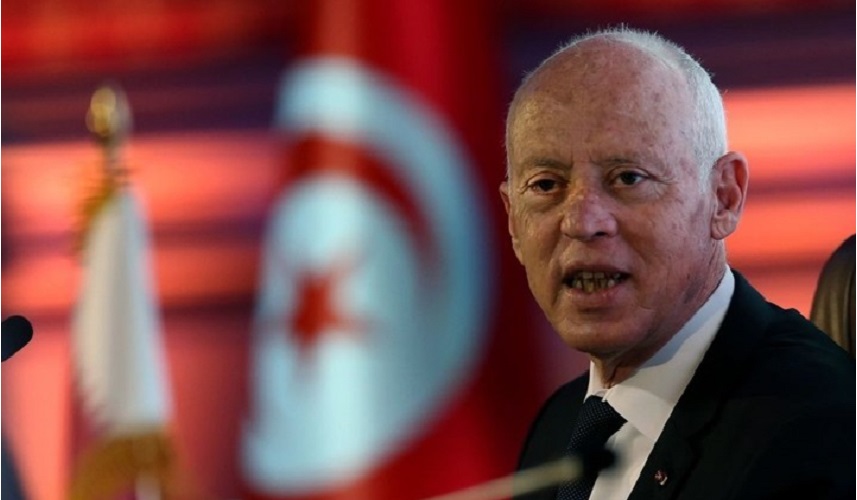 الرئيس التونسي يقيل الحكومة ويجمد البرلمان