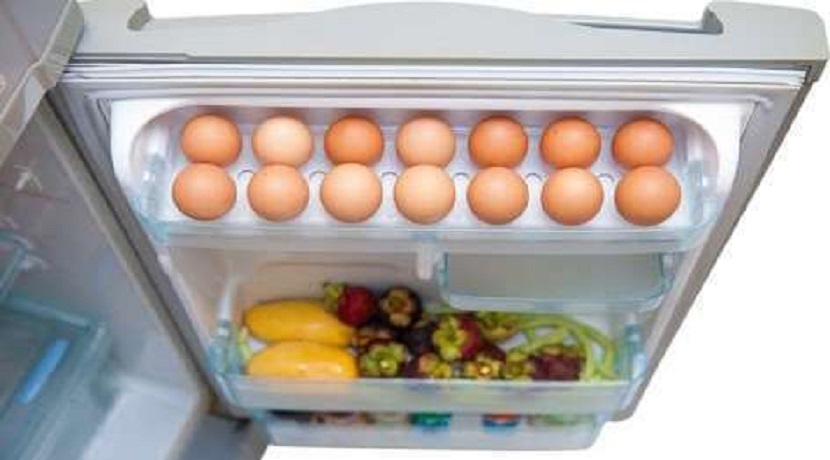 دراسة تحذر من وضع البيض في باب الثلاجة