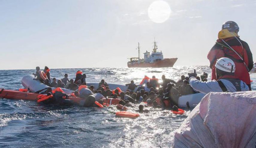 غرق ٩٠ مهاجرا بينهم عائلة سورية كاملة قبالة ليبيا