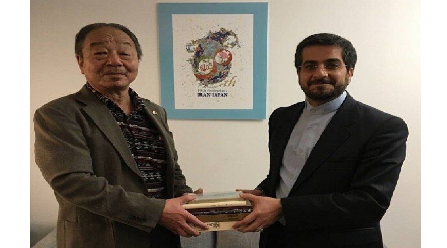 اديب ياباني يقدم ترجمة رباعيات خيام النيشابوري للمكتبة الوطنية الإيرانية