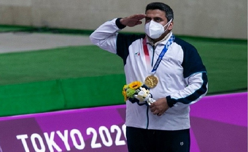 بطل أولمبي ايراني يهدي ميداليته لقائد الثورة الاسلامية