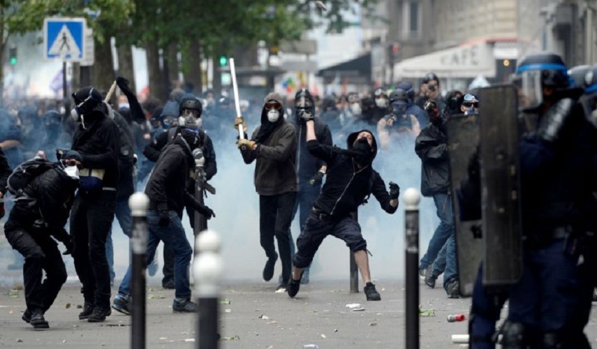إصابة 13 شرطيا فرنسيا خلال مظاهرات ضد التصاريح الصحية