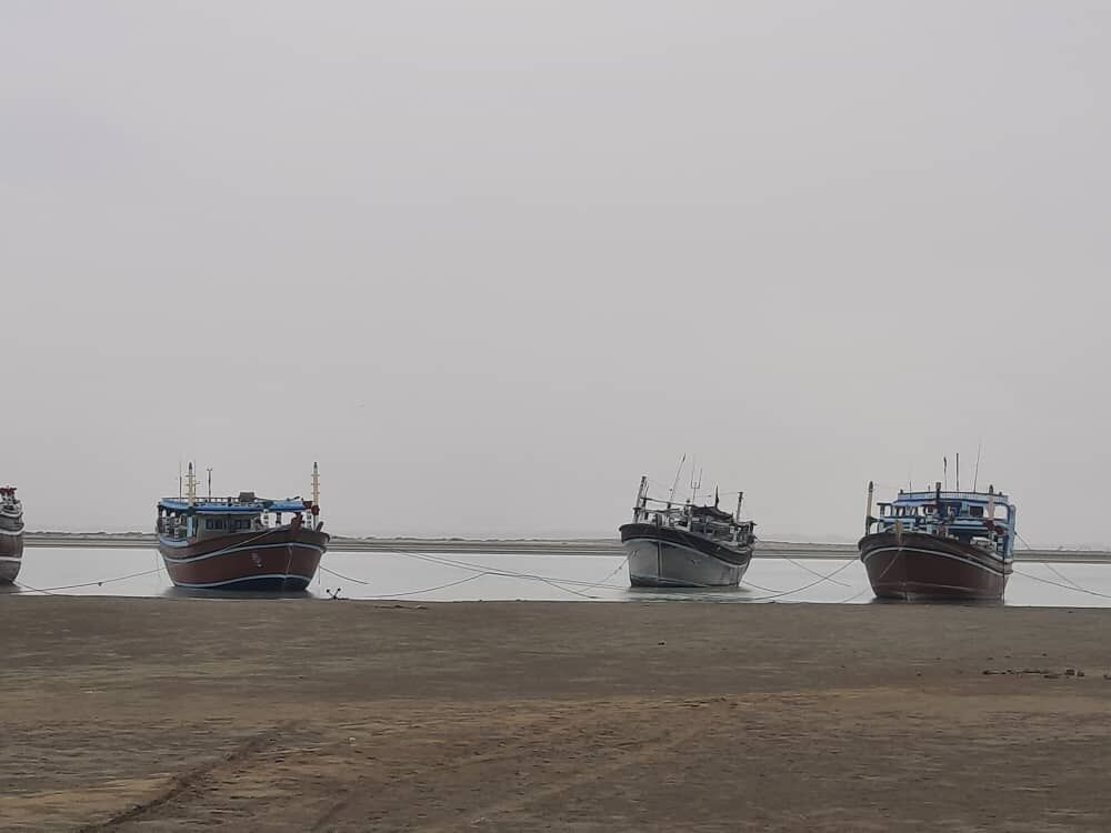 انقاذ زورق صيد باكستاني في مياه بحر عمان قبالة ميناء جاسك جنوب ايران