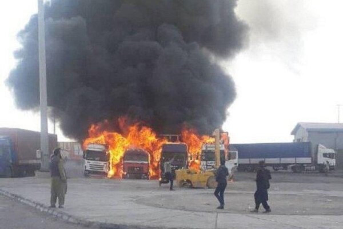 آتش سوزی  4 کامیون در گمرک دوغارون