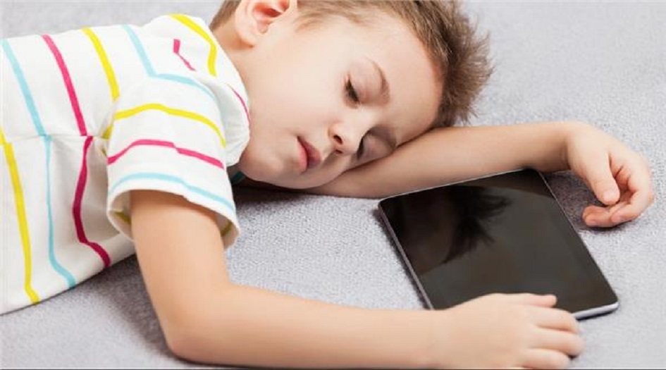 احذروا.. مشاكل في النوم تسببها الأجهزة الذكية لأولادكم