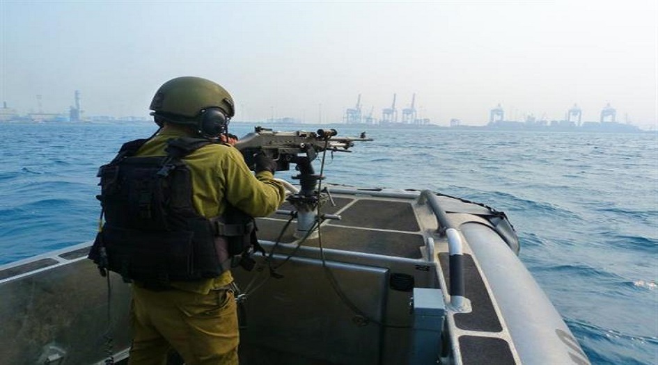 زوارق الكيان الصهيوني تطلق النار اتجاه مركب صيد في بحر غزة
