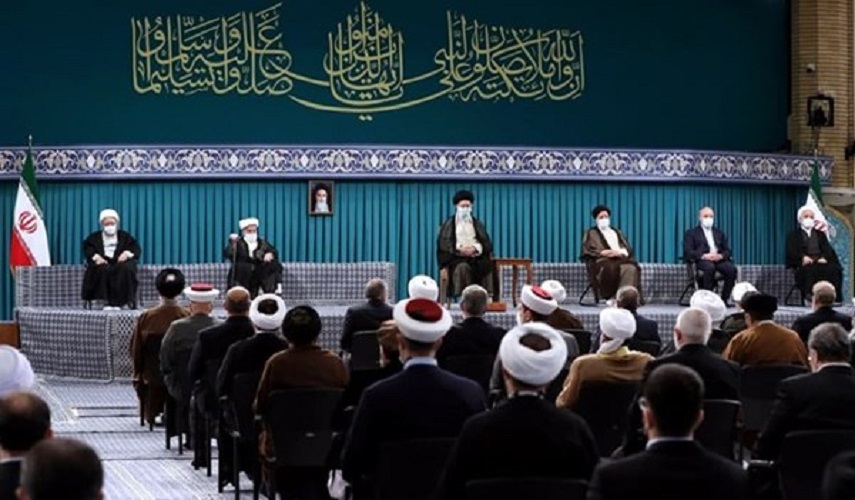 قائد الثورة الاسلامية يستقبل كبار المسؤولين وضيوف مؤتمر الوحدة الإسلامية