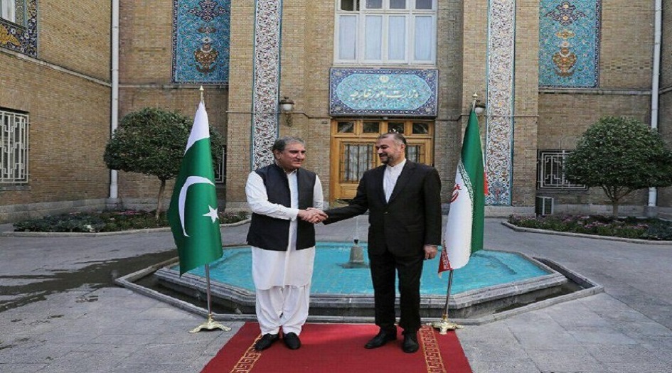 شاهد.. أمير عبد اللهيان يستقبل قريشي في طهران