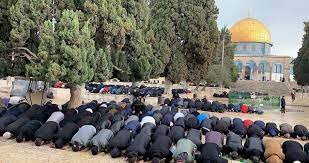 اقامه نماز جمعه هزاران فلسطینی در مسجد الاقصی 