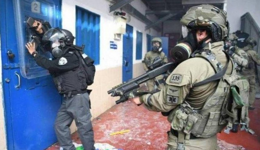 قوات الاحتلال الاسرائيلي تقتحم سجن نفحة وتعتدي على الأسرى