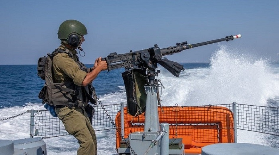 زوارق الكيان الصهيوني تستهدف مراكب الصيادين شمال القطاع