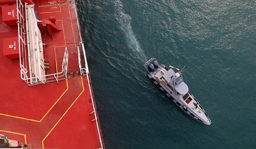 بحرية حرس الثورة الاسلامية توقف سفينة اجنبية تحمل وقودا مهربا في المياه الايرانية
