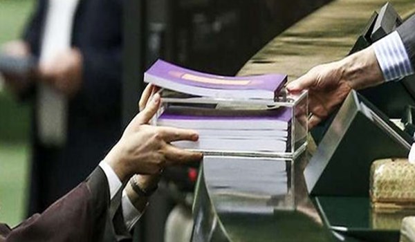 الرئيس الايراني يقدم مشروع الموازنة العامة الجديدة