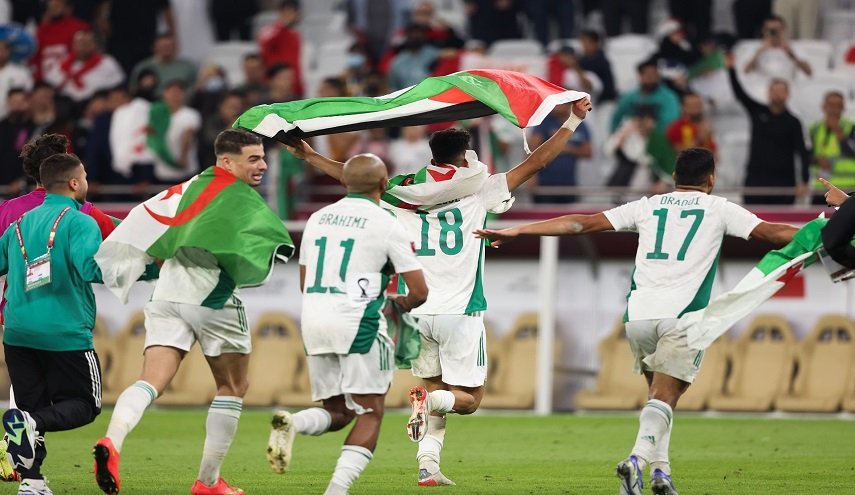علم فلسطين يغطي نجوم بطولة كأس العرب2021