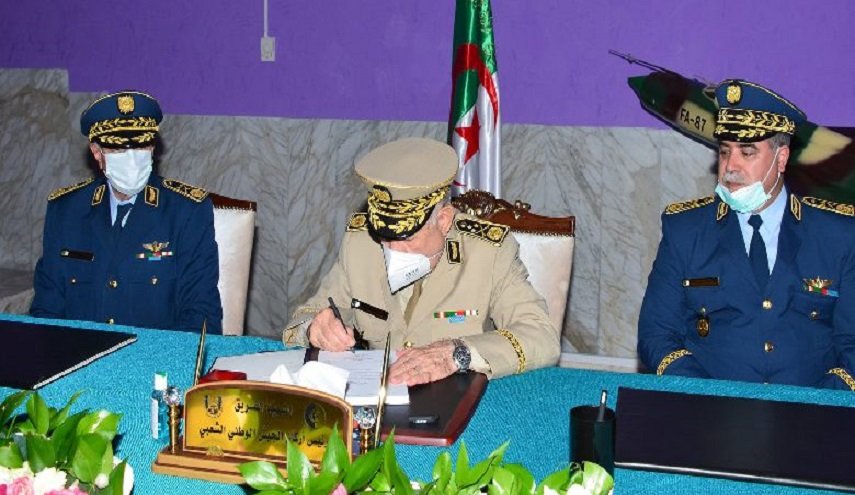 الجزائر.. رئيس أركان الجيش ينصب قائدا جديدا لقوات الدفاع الجوي