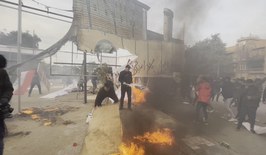 متظاهرون عراقيون يحرقون مجسما للسفارة الأميركية في بغداد