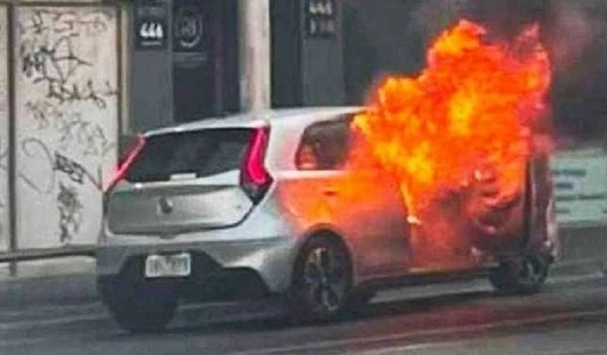 احتجاجا على قيود كورونا.. أسترالي يحرق نفسه ويشعل سيارته