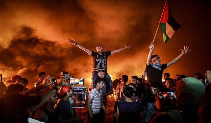مقاومون فلسطينيون يمطرون بالرصاص حاجزا للاحتلال في جنين 
