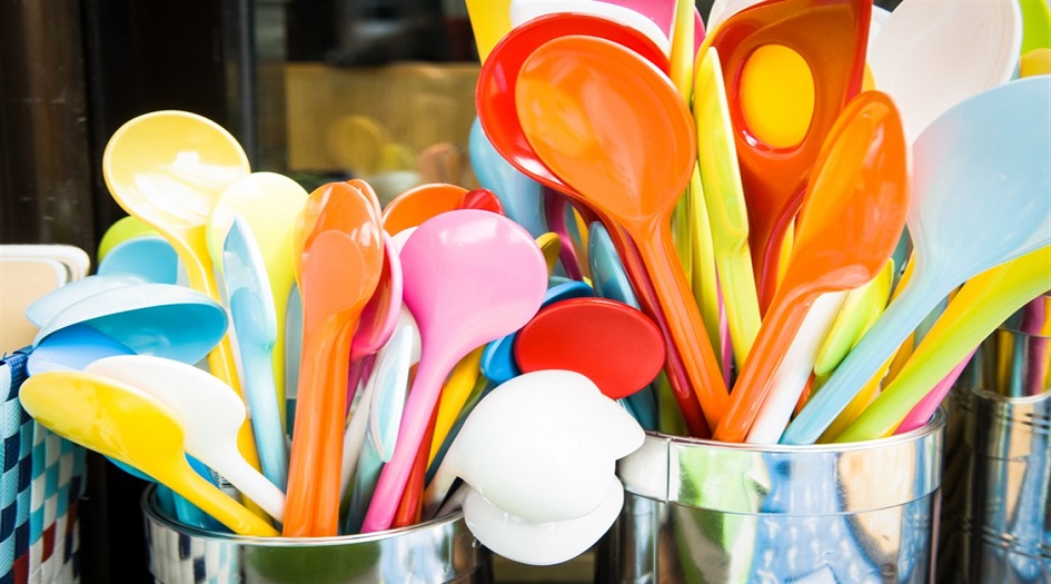 أدوات الطعام البلاستيكية... هل تضر بالصحة؟