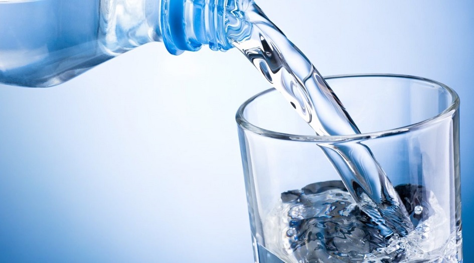 خبراء التغذية يحددون شرط شر الماء صباحاً على معدة فارغة