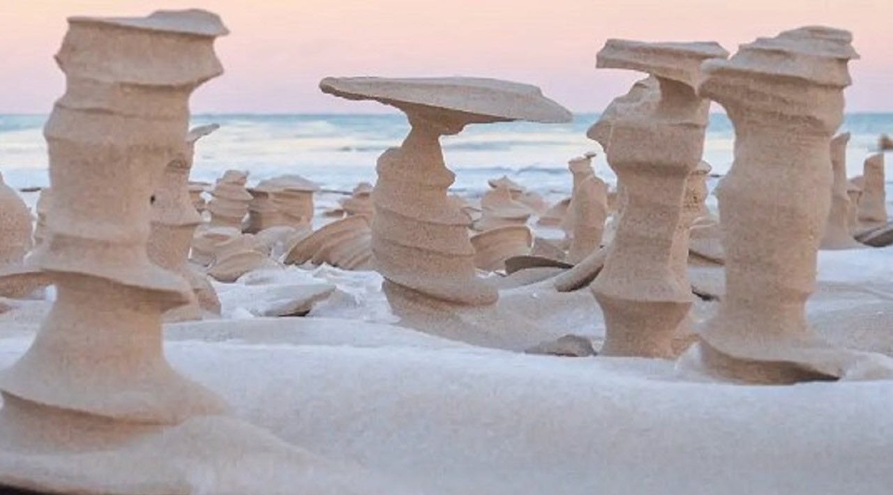 شکل‌های فضایی که شن‌های یخ زده در ساحل ایجاد کردند+ عکس