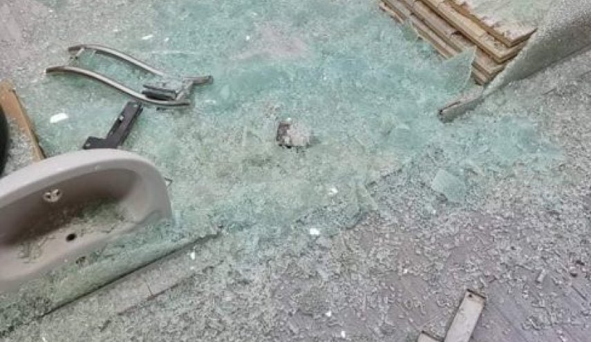 بالصور.. تكسير زجاج محلات تجارية وسيارات في هجوم للمستوطنين جنوب نابلس