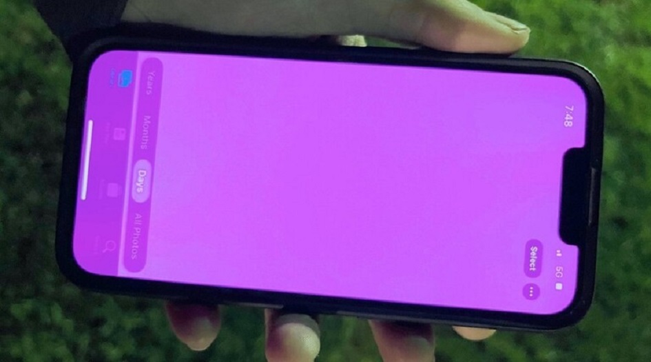 تحديث من آبل لحل مشكلة “الشاشة الوردية” لهواتف آيفون
