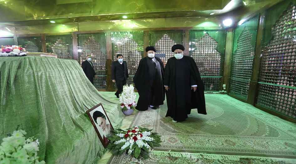 بالصور... الرئيس الايراني  وأعضاء الحكومة يجددون العهد مع مبادي الثورة الاسلامية