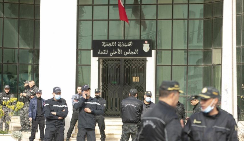 الشرطة التونسية تغلق مقر مجلس القضاء وتمنع دخول الموظفين