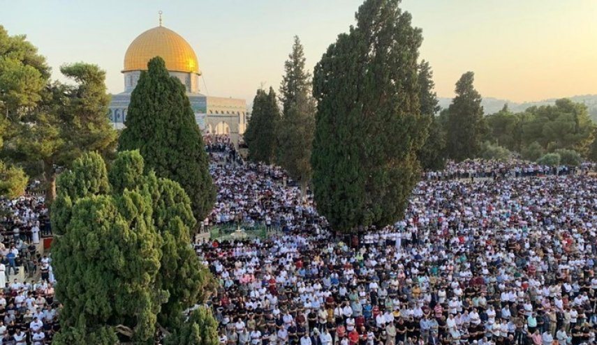  50 ألف مصلِ يؤدون صلاة الجمعة في المسجد الأقصى 