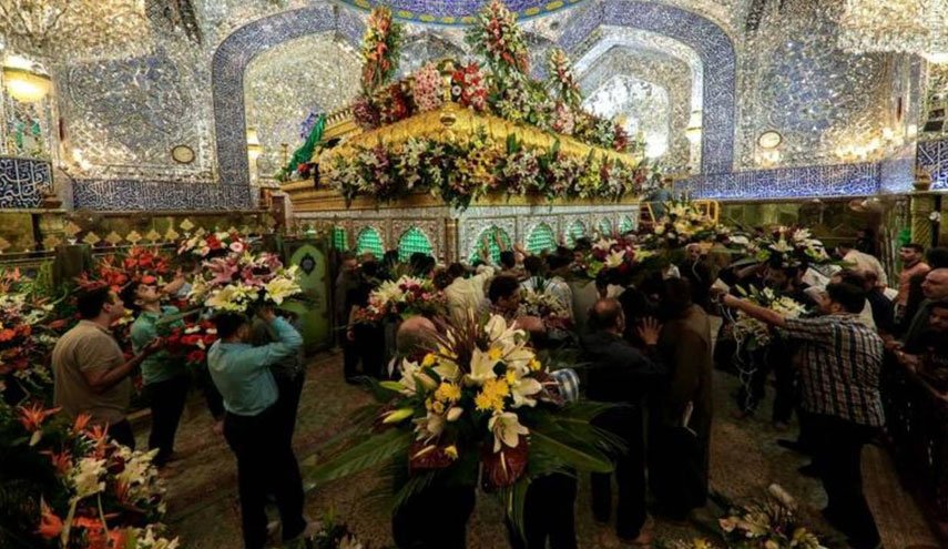 شاهد: تزيين ضريح الإمام علي (ع) بأفخر أنواع الزهور