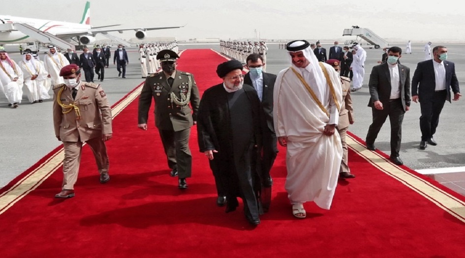أمير قطر يستقبل الرئيس الإيراني في أول زيارة له إلى دولة عربية في الخليج الفارسي