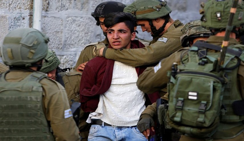 قوات الاحتلال تعتقل 7 فلسطينيين من مخيم العروب