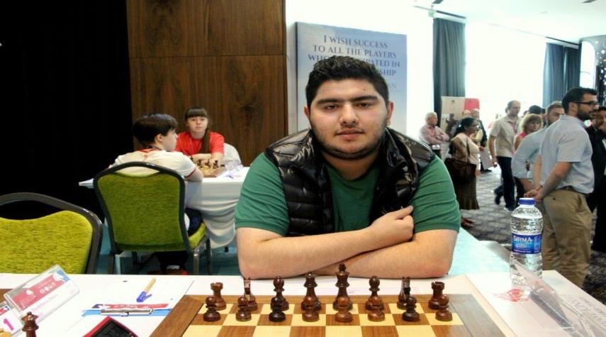 إيراني يهزم بطل العالم في الشطرنج