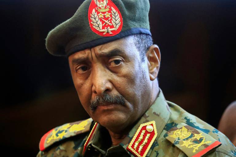 رئيس مجلس السيادة السوداني يهدد بطرد مبعوث الأمم المتحدة