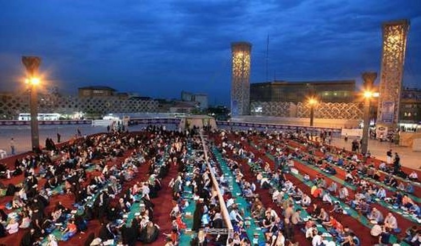 شاهد بالصور.. مراسم مائدة الإفطار في ساحة الإمام الحسين (ع) وسط العاصمة طهران