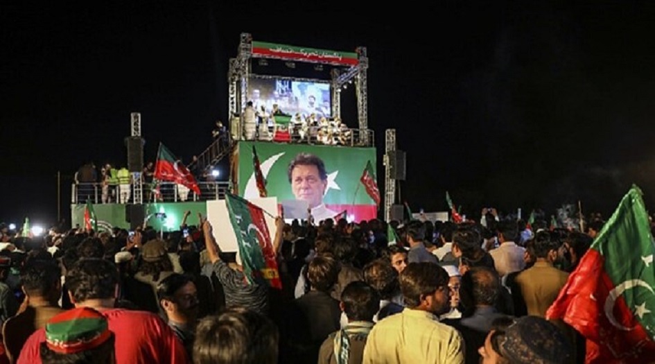 انصار رئيس الوزراء الباكستاني ينزلون إلى الشوارع بعد إطاحة البرلمان بحكومته