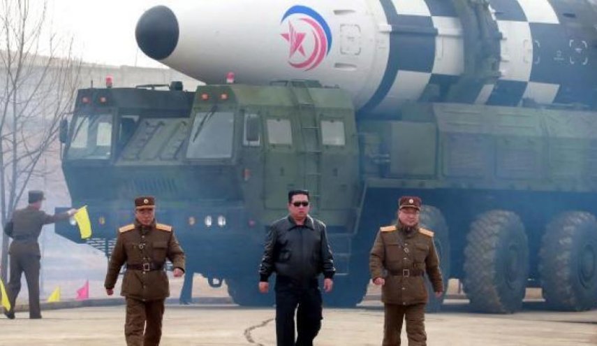 كوريا الشمالية تنفذ تجربة صاروخية جديدة بحضور زعيمها