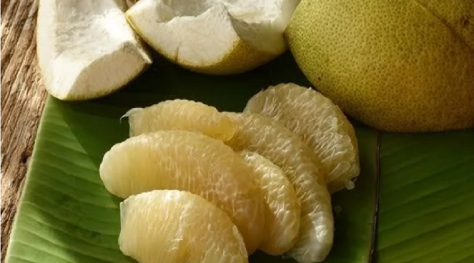 البوملي.. فوائد كثيرة تجدها في هذه الفاكهة الضخمة