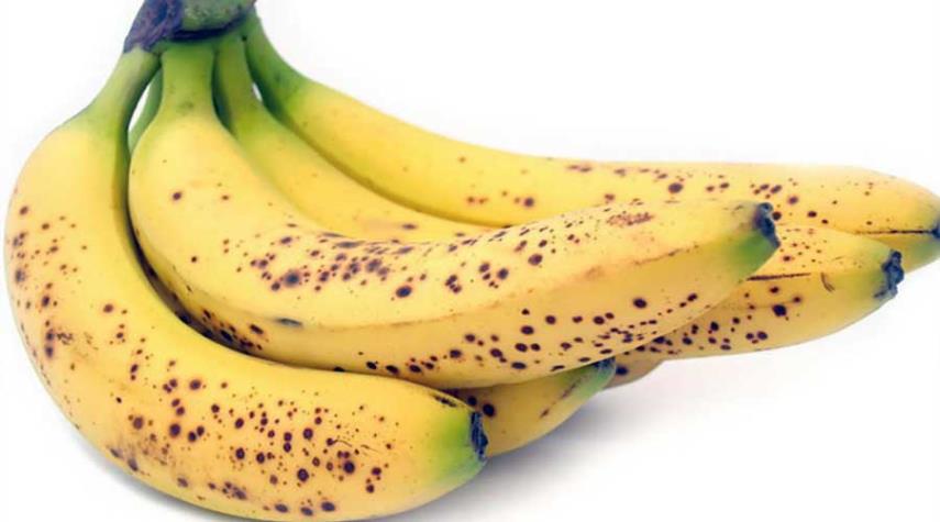 لماذا تظهر البقع البنية على قشر الموز؟