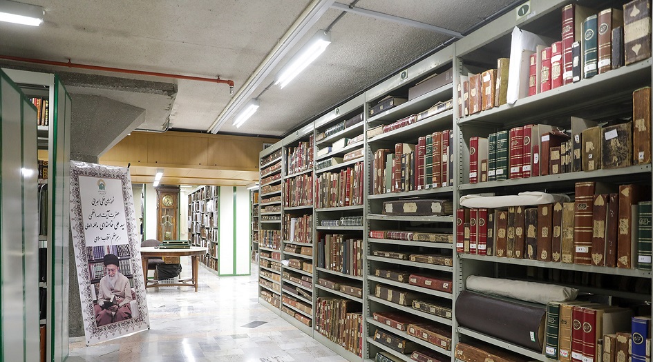 وزير الثقافة اللبناني يزور المكتبة والمتحف الرضوي