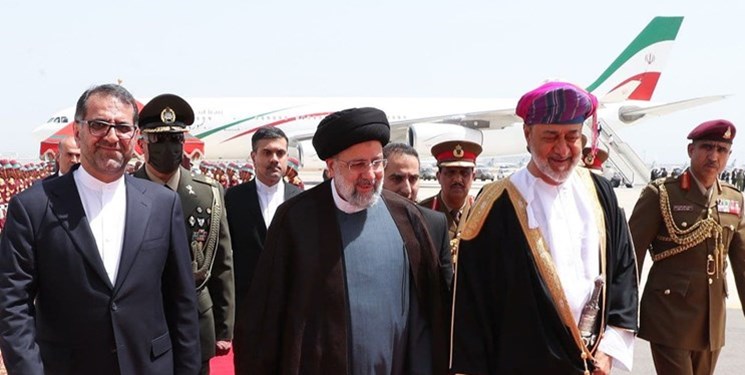 الرئيس الأيراني يصل الى العاصمة العمانية مسقط