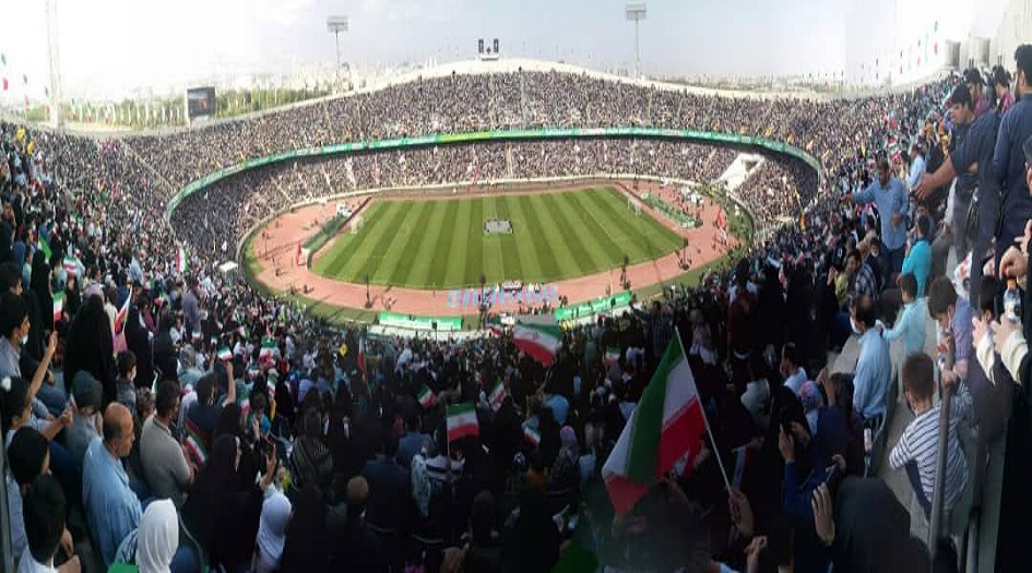 شاهد.. مئة ألف إيراني يجتمعون في ملعب آزادي لأداء نشيد "سلاماً أيها القائد"