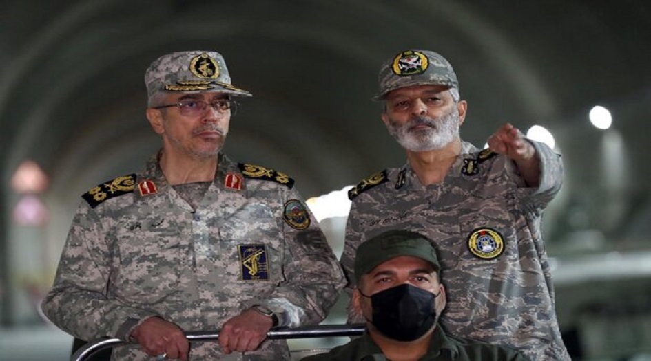بالصور.. اللواء باقري  يتفقد قاعدة سرية للجيش الايراني